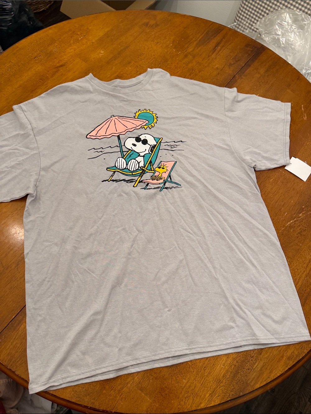 Peanuts Light Gray Snoopy Beach T-Shirt with Pink Umbrella xxl